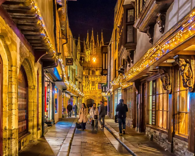 10 Best British Towns for Unique Christmas Shopping with Local Flavour