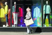 UK Retail Sales Slump in October as Budget Threat Looms