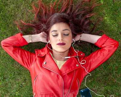 Wired Headphones Make a Comeback: Why UK Listeners Are Plugging Back In