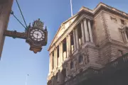 Bank of England Cuts Capital Rules to 13% Amid Rising Global Threats