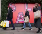 Boxing Day Sales Shift: High Streets See 2.4% Drop as Retail Parks Surge 6.9%