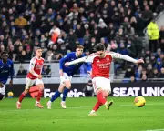 Gyökeres Penalty Seals Vital Arsenal Win at Everton to Retain Top Spot