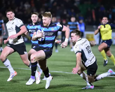 Glasgow Warriors Crush Saracens 28-3 to Secure Top Seed, Face Bulls in Last 16