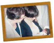 A Mother's Unwavering Support: The Family Photo That Captures a Birth and a Bond