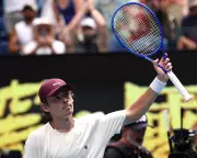 Alex de Minaur Powers into Australian Open Second Round with Straight-Sets Victory