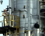 Oil Prices Dip 0.7% as Trump's Venezuela Pledge Sparks Global Supply Fears