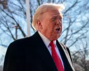 Trump Defends Fed Attacks, Vows to Replace Powell Despite Wall Street Backlash