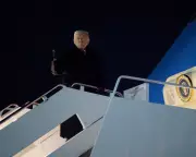 Trump Departs for Davos Summit Amid Midnight Aircraft Transition