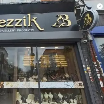 Armed Robbers Raid Islington Jewellers, Flee on Scooters Amid Public Chase