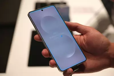 Brits' Phones Hold 350 Strangers' Faces from Accidental Photobombs