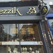 Armed Robbers Raid Islington Jewellers, Flee on Scooters Amid Public Chase