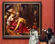 Debate Over Free Museum Entry: Charges for Tourists Proposed