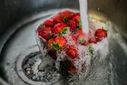 Experts Warn Against Washing Fruit Before Storage: The Right Way to Clean Produce