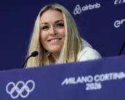 Lindsey Vonn's Olympic Comeback Delayed by Snow as She Battles Knee Injury