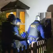 London Police Arrest Four in Pub Phone-Snatching Gang Operation