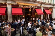 The Wren on Watling Street: London's Busiest Outdoor Pub Draws Finance Crowd