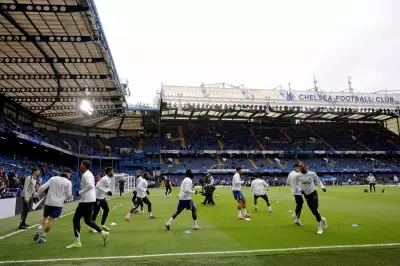 Gus Poyet Values Chelsea's Cole Palmer at £100m Amid Manchester United Transfer Rumors