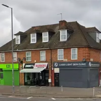 Man in His 40s Stabbed on Busy Dagenham Road, Attacker Remains at Large