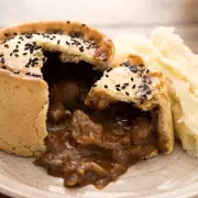 American TikToker Tastes London's Classic Pie, Mash and Liquor, Gives Verdict