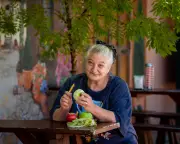 Kerrie Stratford Crowned Apple Peeling Champion in Stanthorpe Festival
