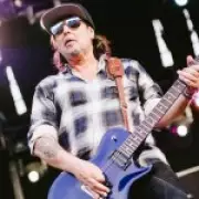 Motörhead Guitarist Phil Campbell Dies at 64 After Intensive Care Battle