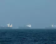 Trump's $20bn Insurance Fails to Revive Hormuz Shipping as Only Two Non-Iran/Russia Vessels Brave Crossing