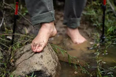 Barefoot Hiking Gains Traction: From Seoul Clay Trails to Australian Coastlines