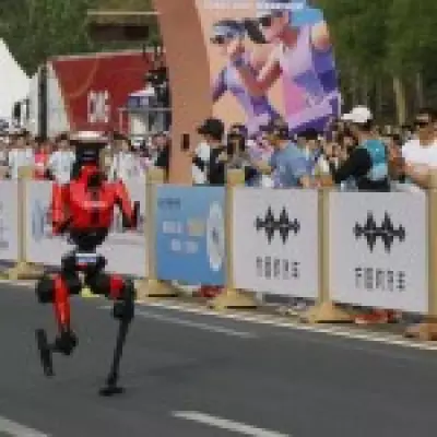 Humanoid Robot Shatters Half-Marathon Record Despite Mid-Race Stumble