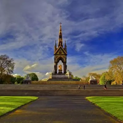 Police Investigation Closes Kensington Gardens, Public Urged to Avoid Area