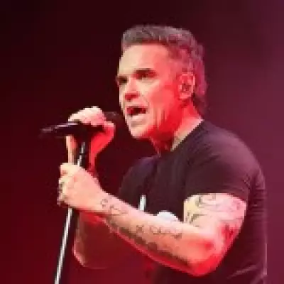 Robbie Williams Claps Back at Podcasters Who Called Him a 'Fraud'
