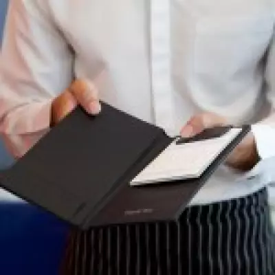 UK Restaurant Tipping Culture Shifts as Service Charges Rise to 15%