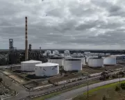 Australian Budget Faces Pressure Over Gas Tax and Fuel Crisis