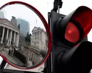 Bank of England Holds Rates Amid Trumpflation, Warns of 6% Inflation