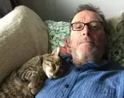 Benny the Cat: A 16-Year Global Journey from Shopping Bag to Shared Baths