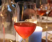 Blouge Wine Boom: Fresh White-Red Blend Takes Over Bars Worldwide