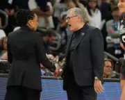 Geno Auriemma Issues Apology to Dawn Staley After Final Four Incident