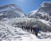 Large Ice Block on Everest Forces Hundreds of Climbers to Delay Summit Attempt