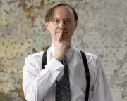 Mark Gatiss and Placebo Revive Brecht's Hitler Satire Amid Modern Parallels