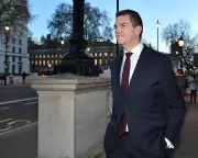 Starmer Sacks Top Diplomat Over Mandelson Security Clearance Controversy
