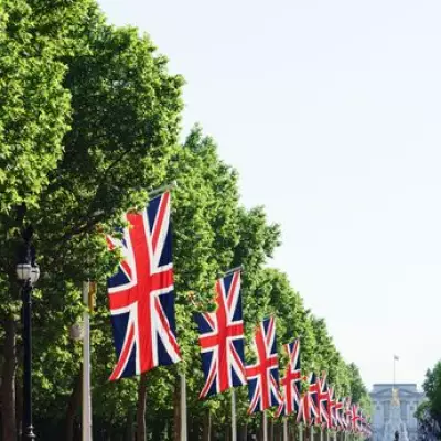 Armed Police Evacuate Horse Guards Parade Near Buckingham Palace