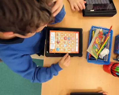Schools' Screen Use Under Fire: Parents and Teachers Demand Change