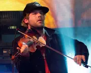 Canadian Fiddler Ashley MacIsaac Sues Google Over False AI Sex Offender Claim