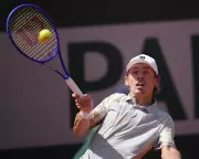 De Minaur Cruises at French Open; Kasatkina Bounces Back