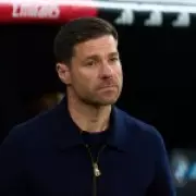 Hasselbaink Warns Chelsea: Alonso Needs Full Control to Succeed