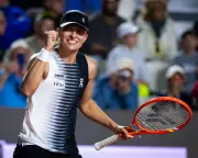 Iga Swiatek Dismantles Naomi Osaka to Reach Italian Open Quarter-Finals