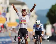Narváez Wins Third Giro Stage, Edges Mas in Sprint Finish