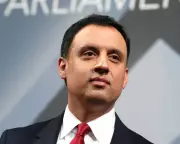 Sarwar Urges Holyrood Leaders Not to Let Farage Divide Scotland