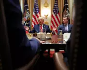 Trump Accuses Iran of Stalling Peace Deal Ahead of US Midterms