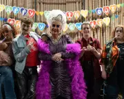 TV Tonight: Smoggie Queens Returns, First Dates, and More