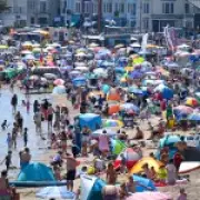 UK Breaks May Heat Record as London Hits 33.5°C